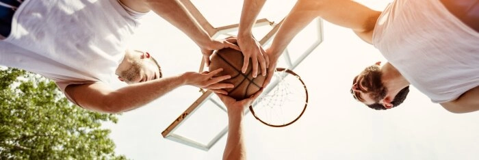 Basketballplatz und Fußballplatz
