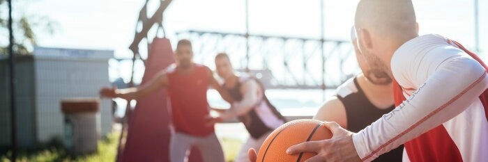 Fußball- und Basketballplatz