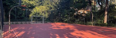 Bolzplatz und Basketballplatz